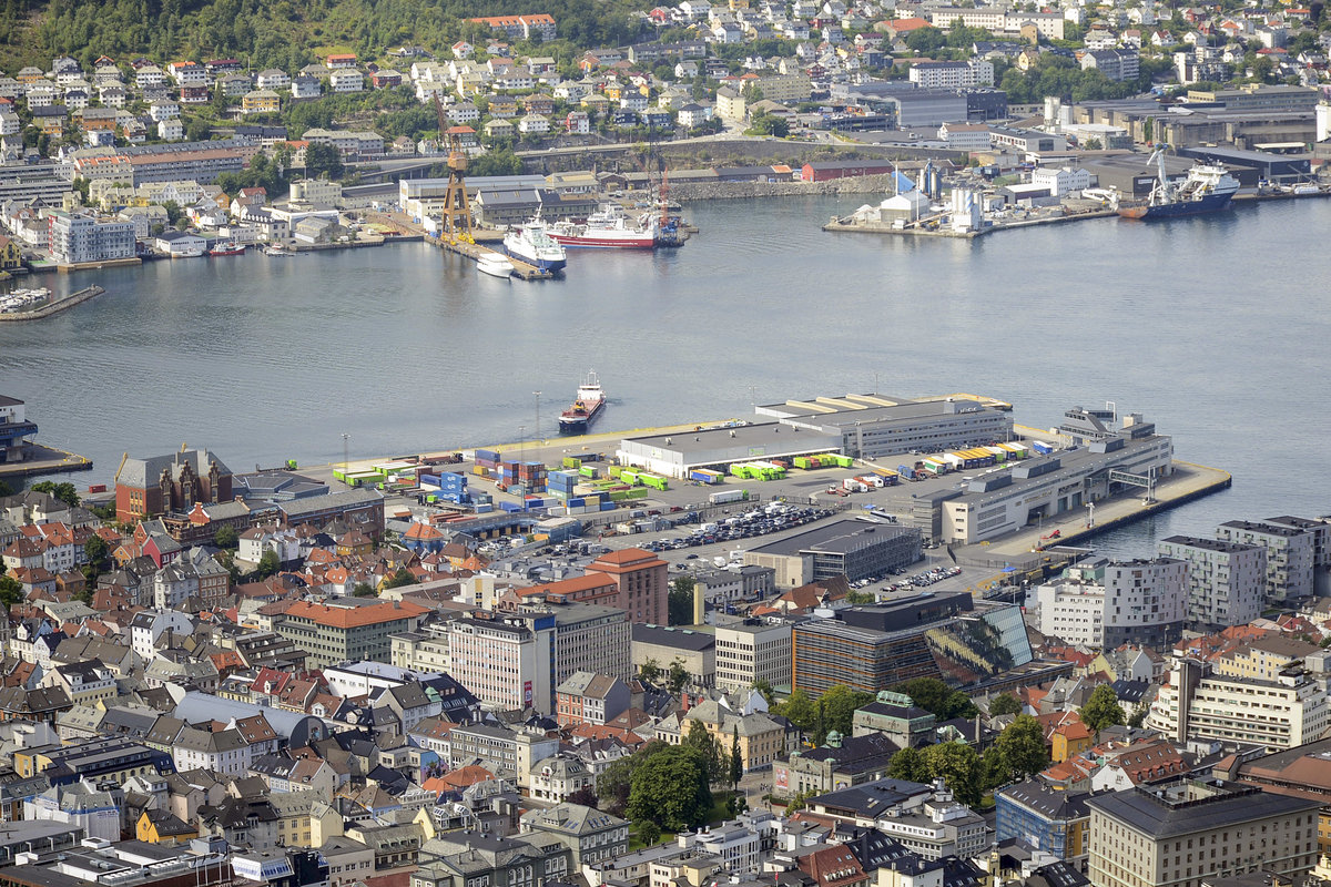 Blick auf die norwegische Hansestadt Bergen vom Aussichtspunkt Flyen. Aufnahme: 11. Juli 2018.