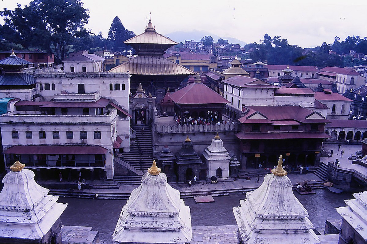 Blick auf den nur fr Hindus zugnglichen Teil von Pashupatinath bei Kathmandu. Aufnahme: September 1988 (Bild vom Dia).