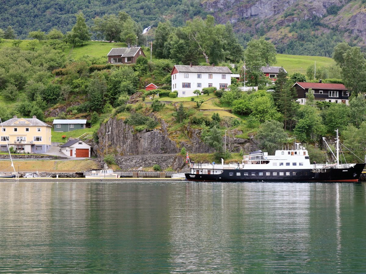 Blick auf den Ort Gudvangen, ein kleiner Ort in der Kommune Aurland am sdlichen Ende des Nryfjords in Norwegen. Besucht am 01. Juli 2016 um mit der Flm Bahn zu fahren.

