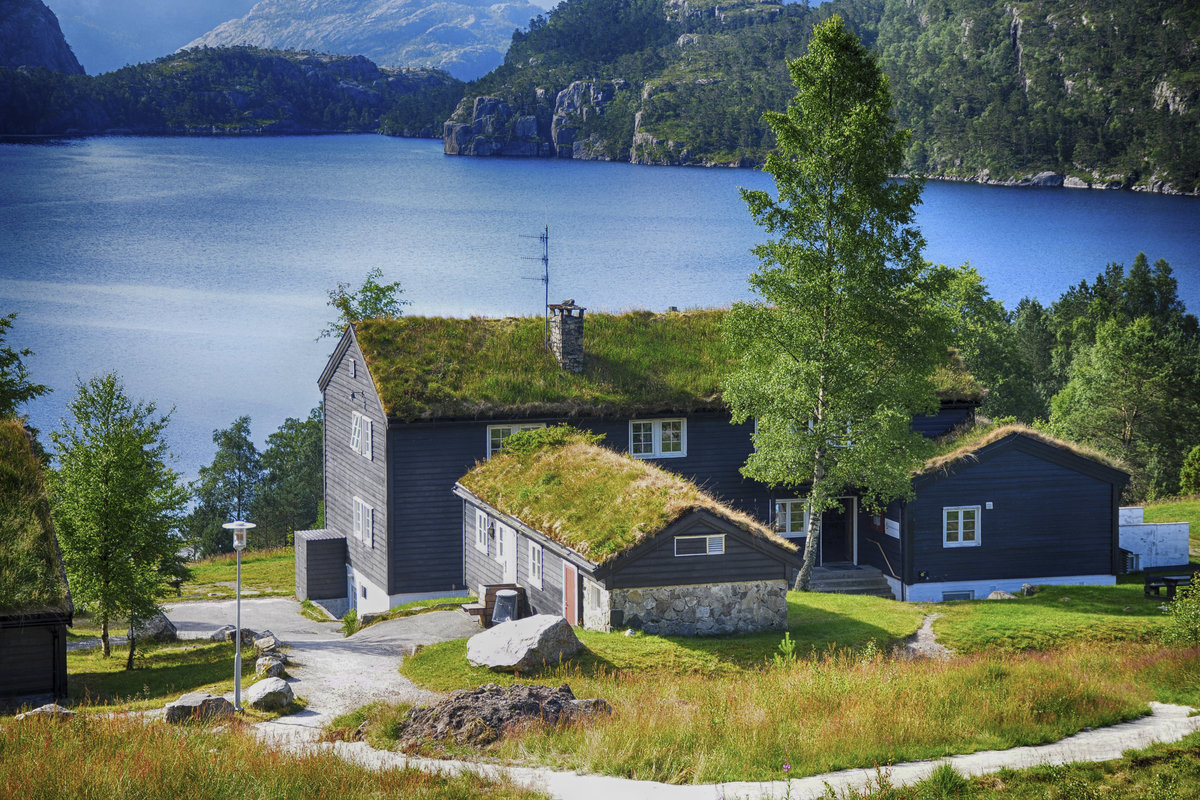 Blick auf die Prekestolhytta in Rogaland, Norwegen. Die Holzhuser mit Gras aus dem Dach beherbergt eine Jugendherberge. Aufnahme: 3. Juli 2018.