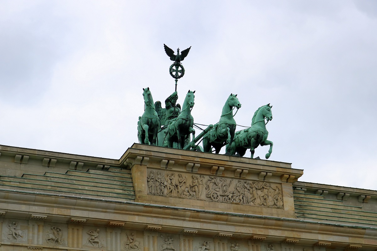 Blick auf die Quadriga des Brandenburger Tors in Berlin, bestehend aus der rmischen Siegsgttin Victoria und vier Pferden. [10.5.2017 | 11:56 Uhr]