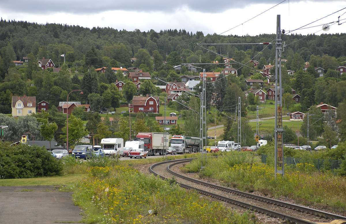 Blick auf Rttvik (Dalarna/Schweden) vom Bahnhofsstieg. Die Eisenbahnstrecke geht nach Loksand. Aufnahme: 31. Juli 2017.