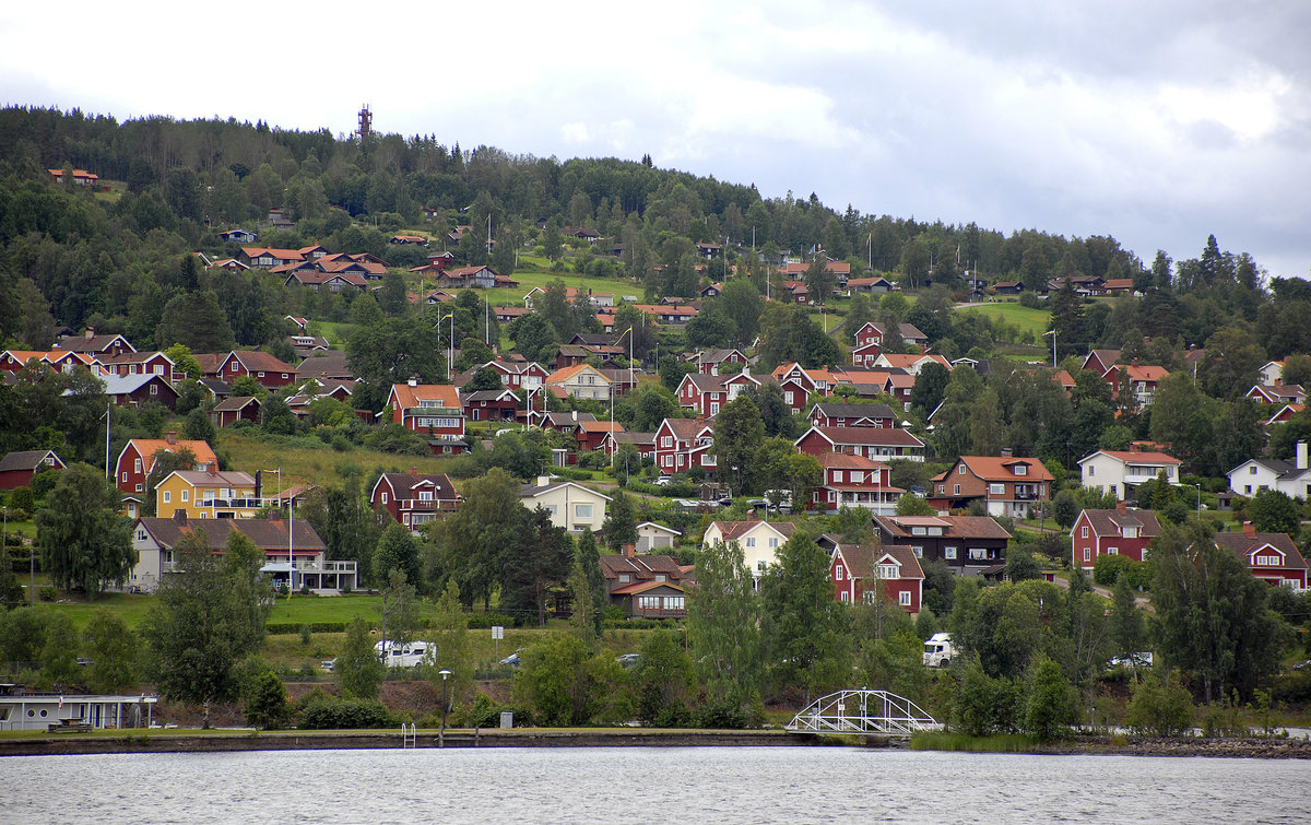 Blick auf Rttvik (Dalarna/Schweden) von der Seebrcke Lngbryggan. Aufnahme: 31. Juli 2017.