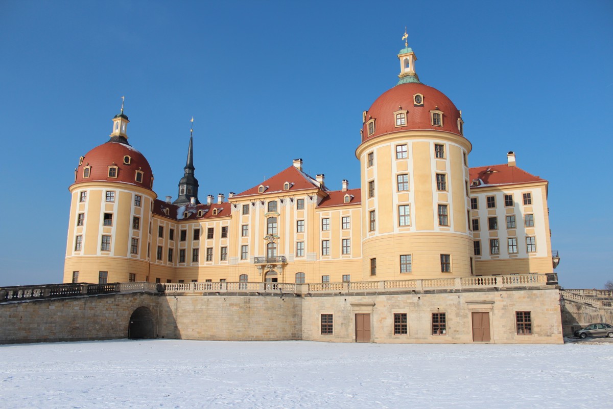 Blick auf das Schloss Moritzburg bei schnstem Winterwetter. 30.01.2014