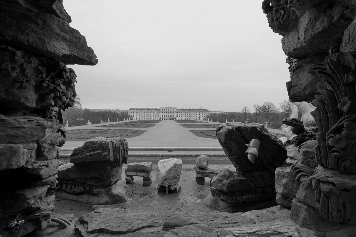 Blick auf das Schloss und Schlossgarten Schnbrunn in Wien durch den Neptunbrunnen. (November 2010)