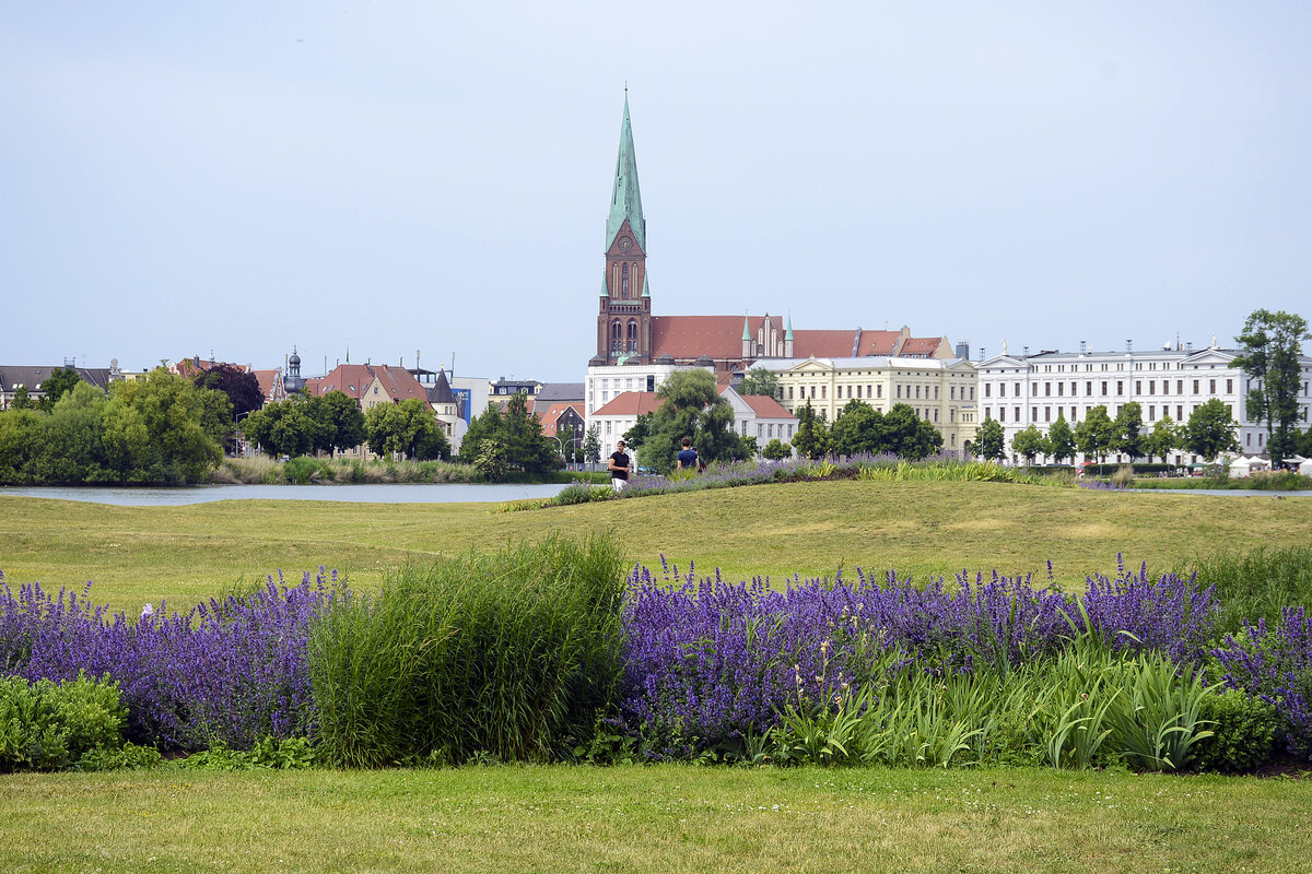 Blick auf Schwerin mit dem Dom von der Schwimmenden Wiese. Aufnahme: 17. Juni 2022.
