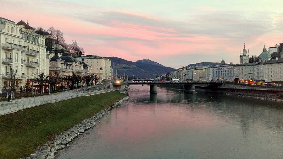 Blick auf die Staatsbrcke in Salzburg am 11.12.2015.
