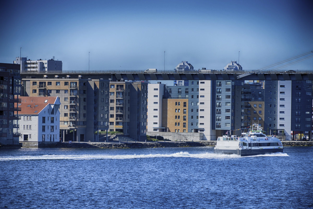 Blick auf Stavanger und die Bybrua (deutsch: Stadtbrcke). Aufgenommen wurde dieses Foto auf einem Boot.
Aufnahme: 3. Juli 2018.