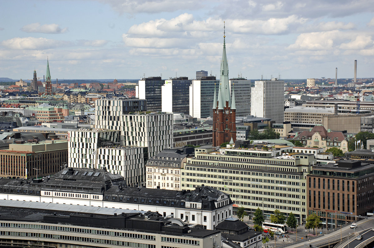 Blick auf Stockholm City bzw. Norrhalm vom Stadshuset (Rathaus). Stockholm ist mit 935.000 (Gemeinde Stockholm), 1,4 Millionen (ttort Stockholm) beziehungsweise 2,1 Millionen Einwohnern (Gro-Stockholm) die grte Stadt in Skandinavien
Aufnahme: 25. Juli 2017.