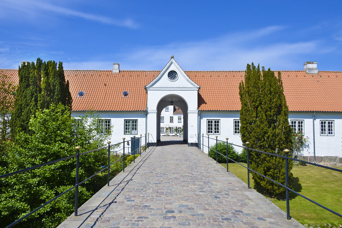Blick auf das Torhaus am Schlo Glcksburg. Aufnahme: 4. Juni 2020.