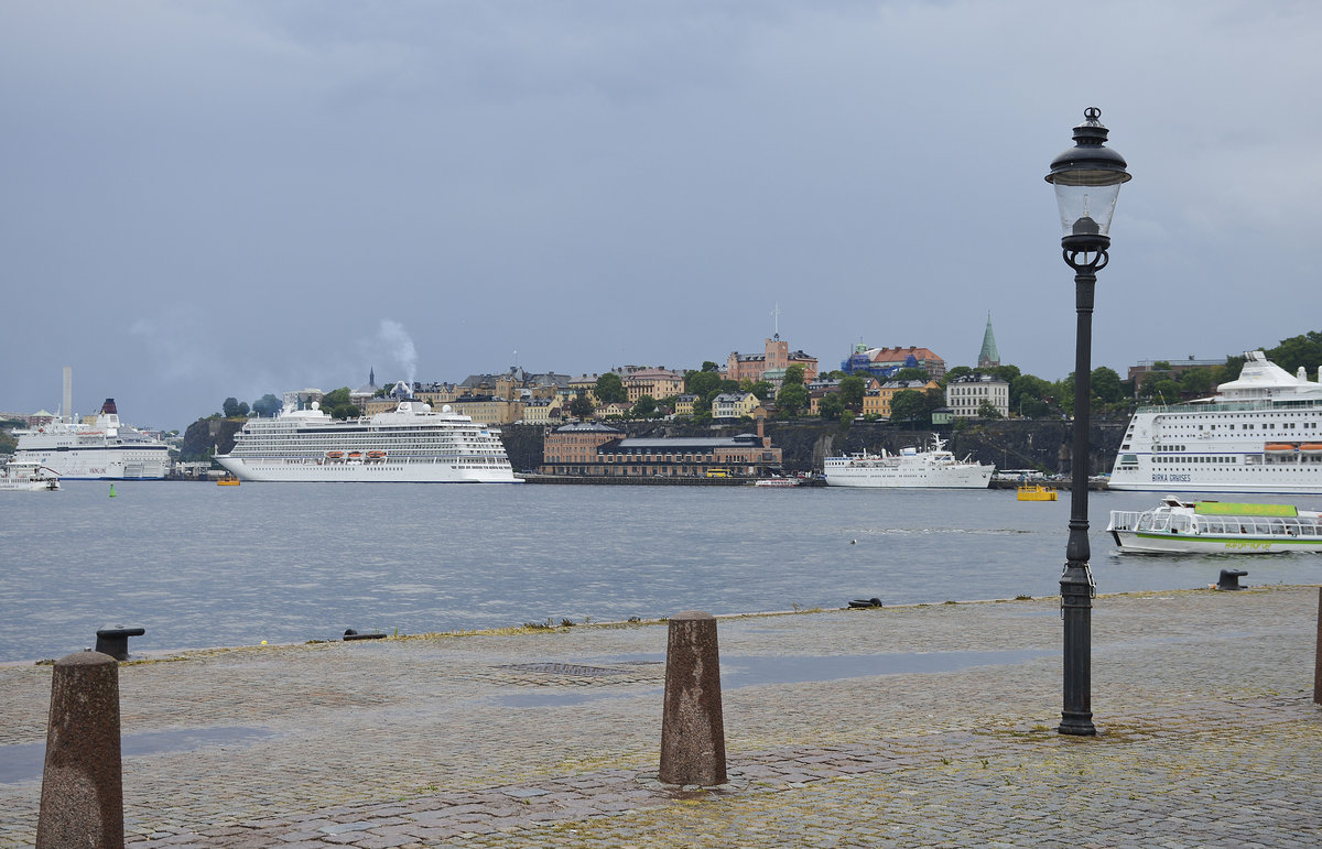 Blick auf das Viertel Sdermalm vom Skeppsbrokajen in Stockholm. Am Stadsgrdshamnen sind groe Kreuzfahrtschiffe zu sehen. Aufnahme: 28. Juli 2017.
