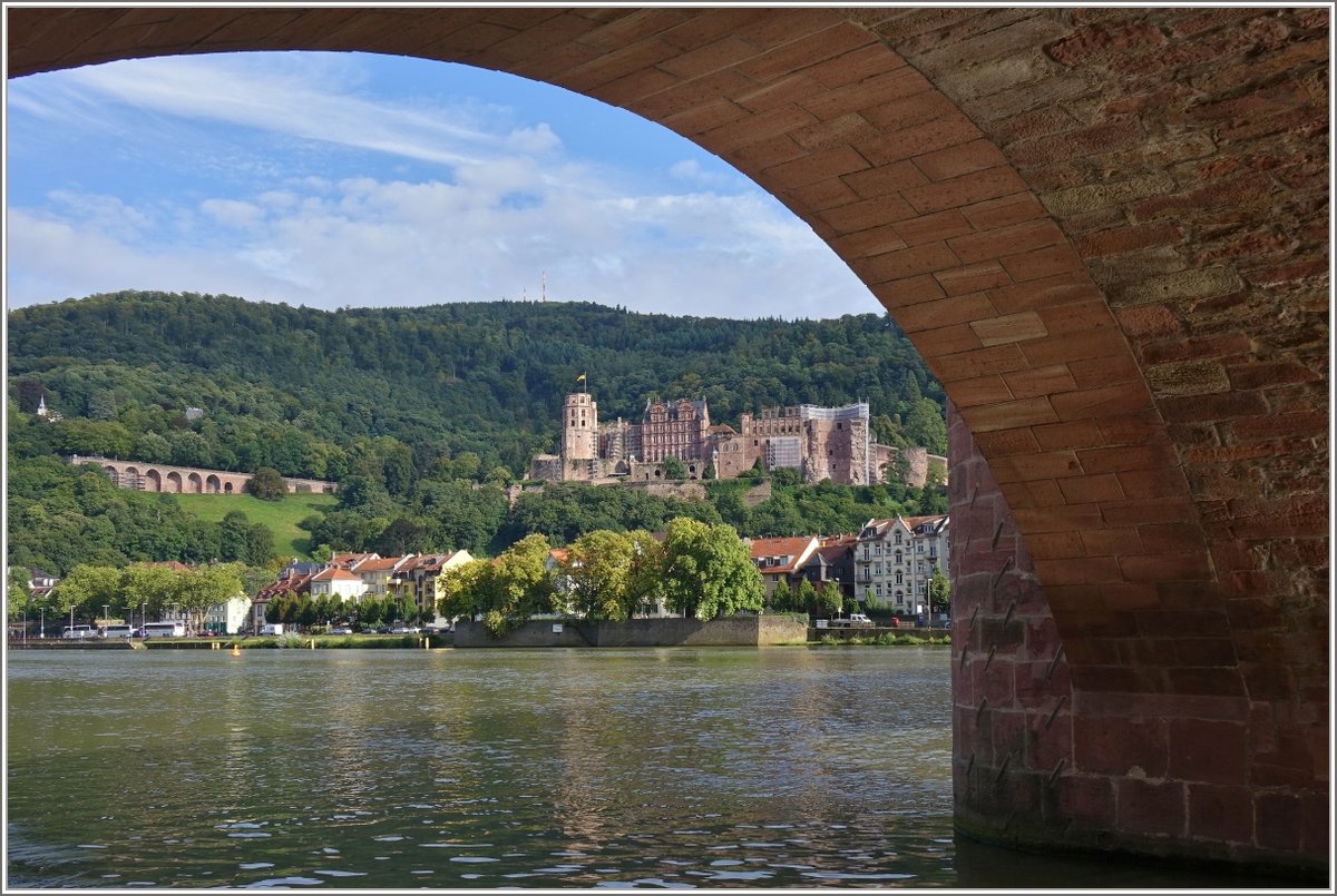 Blick auf's Heidelberger Schloss durch die Bogen der Alten Brcke.
(18.08.2014)