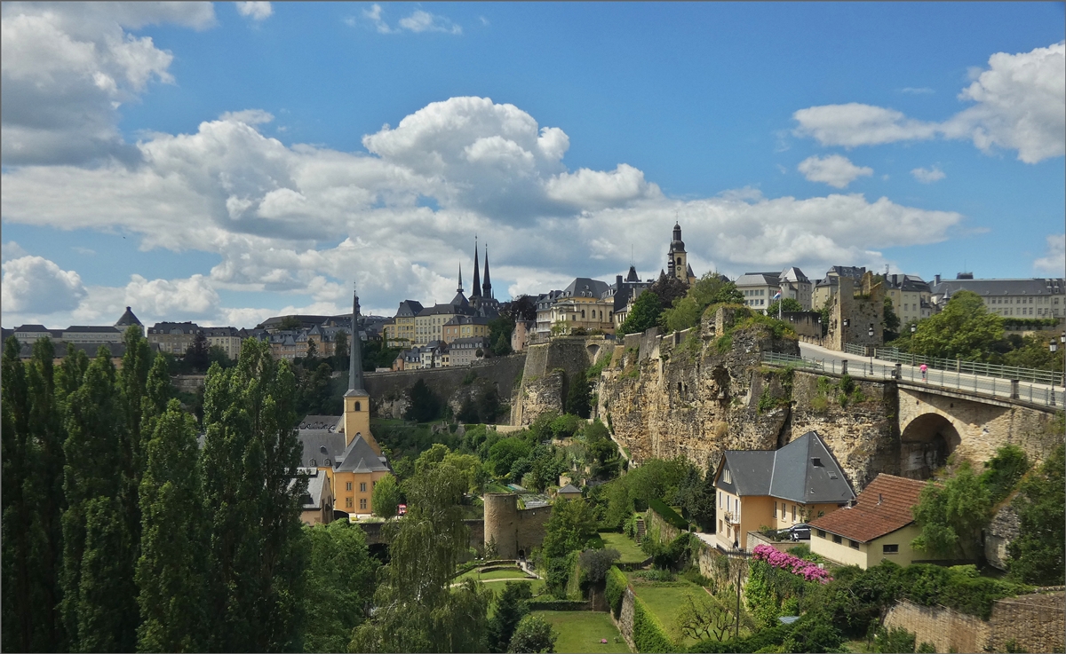 Blick aus dem fahrenden Zug der die Brcke nahe der Monte de Clausen in Richtung Norden berquert, auf die Oberstadt der Stadt Luxemburg. 07.07.2020