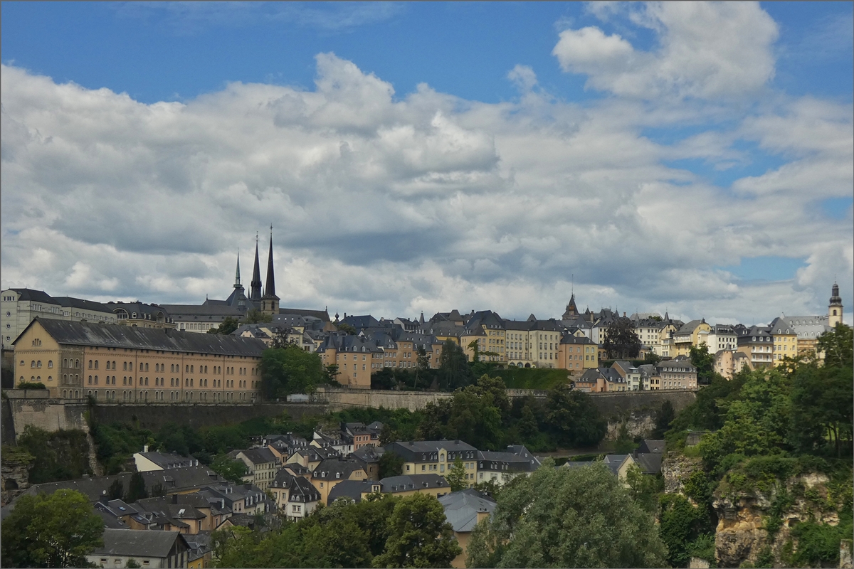 Blick aus dem fahrenden Zug der das Viadukt Pulvermhle in Richtung Norden berquert, auf die Oberstadt der Stadt Luxemburg. 07.07.2020