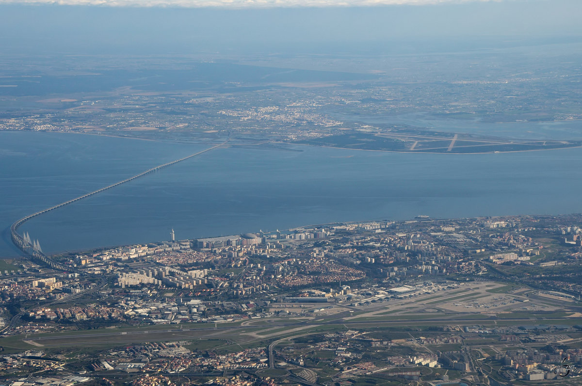 Blick aus dem Flugzeugfenster auf Lissabon. Unten im Bild der internationale Flughafen Humberto Delgado, oben der Militrflugplatz Montijo. (Januar 2017)