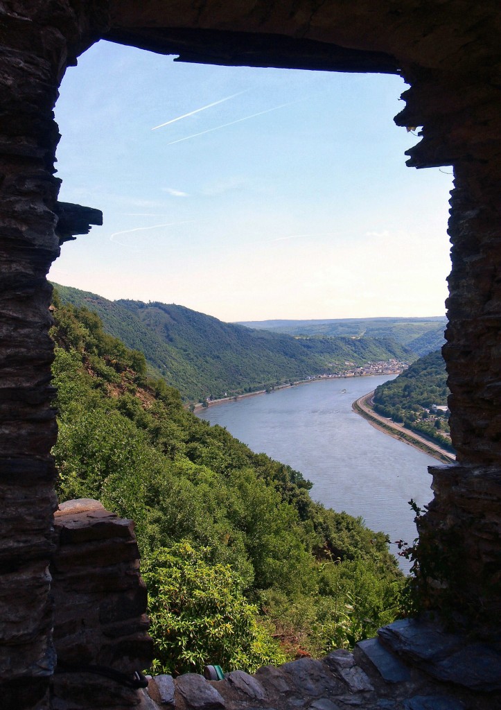 Blick aus der Ruine Liebenstein ins Rheintal bis nach Kestert. Liebenstein und die etwas tiefer gelegene Burg Sterrenberg bilden die  Feindlichen Brder . (21. Mai 2014)