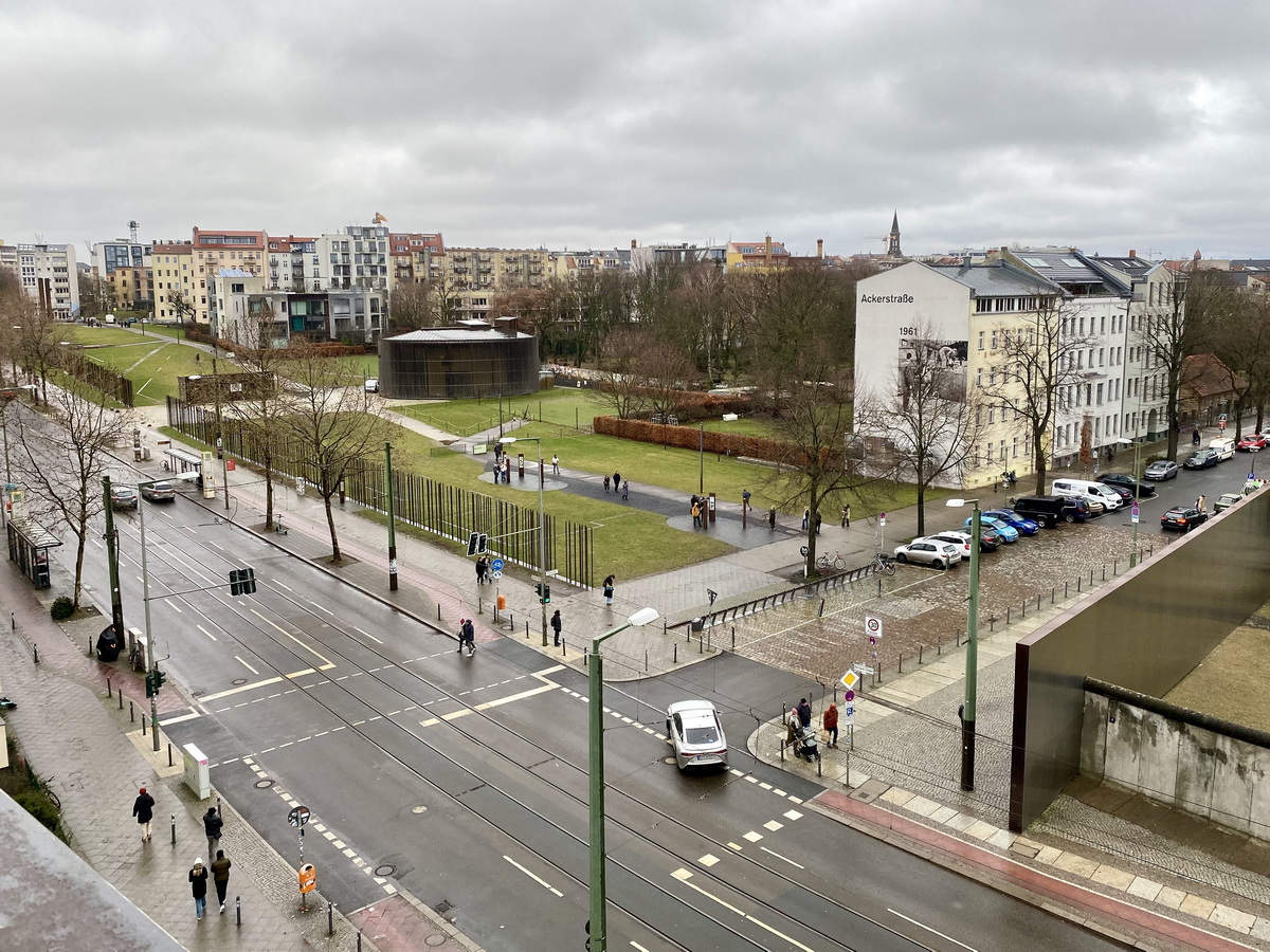 Blick vom Aussichtsturm an der Gedenksttte Bernauer Str. am 13. Januar 2024 in Richtung Bernauer Str. / Acker Str.