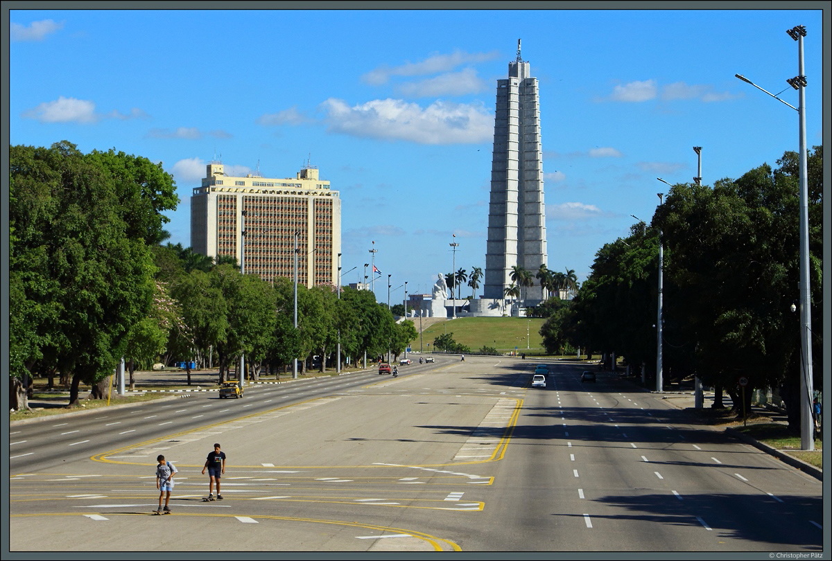 Blick von der Avenida Paseo zum Platz der Revolution. Zu sehen ist das Jos-Mart-Denkmal, auf dessen 109 m hohen Turm sich eine Aussichtsplattform befindet. (Havanna, 19.03.2017)