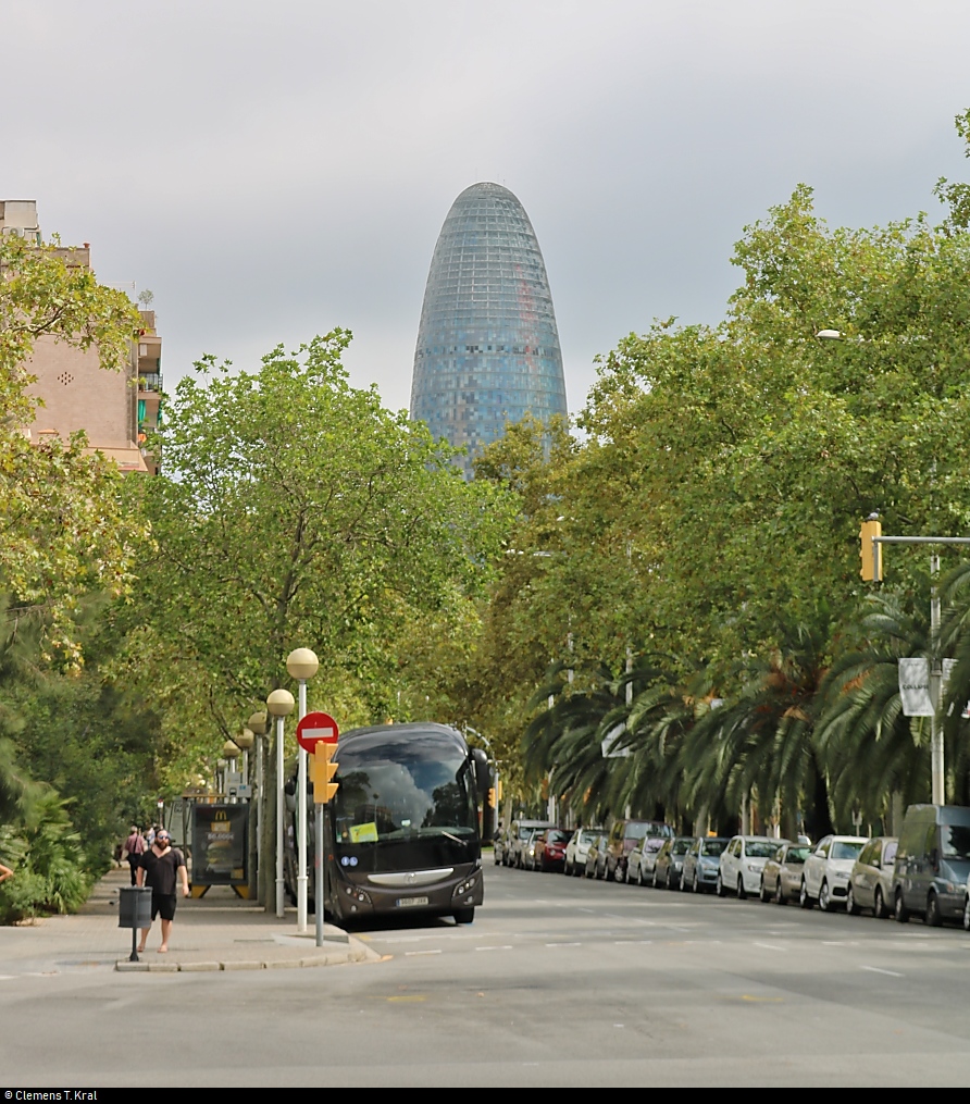 Blick von der Avinguda Diagonal Richtung Torre Glries ( Glories-Turm ) in Barcelona (E), ein 32-stckiger Brokomplex, der ber die Bume ragt.
[18.9.2018 | 13:04 Uhr]