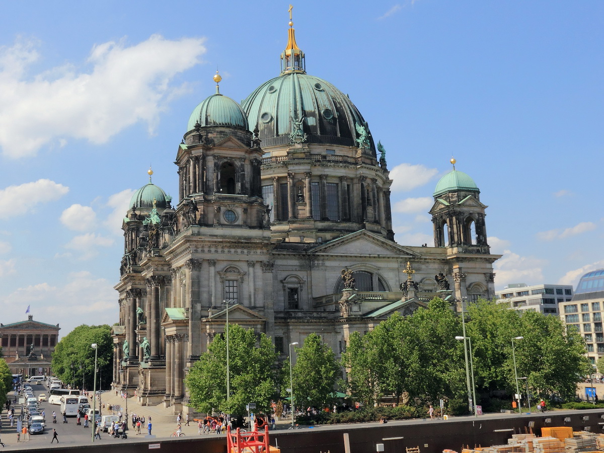 Blick vom Berliner Schloss am 12. Juni 2015 in Richtung der Strae am Lustgarten. Rechts ist der Berliner Dom zu sehen, im Hintergrund steht die Alte Nationalgalerie