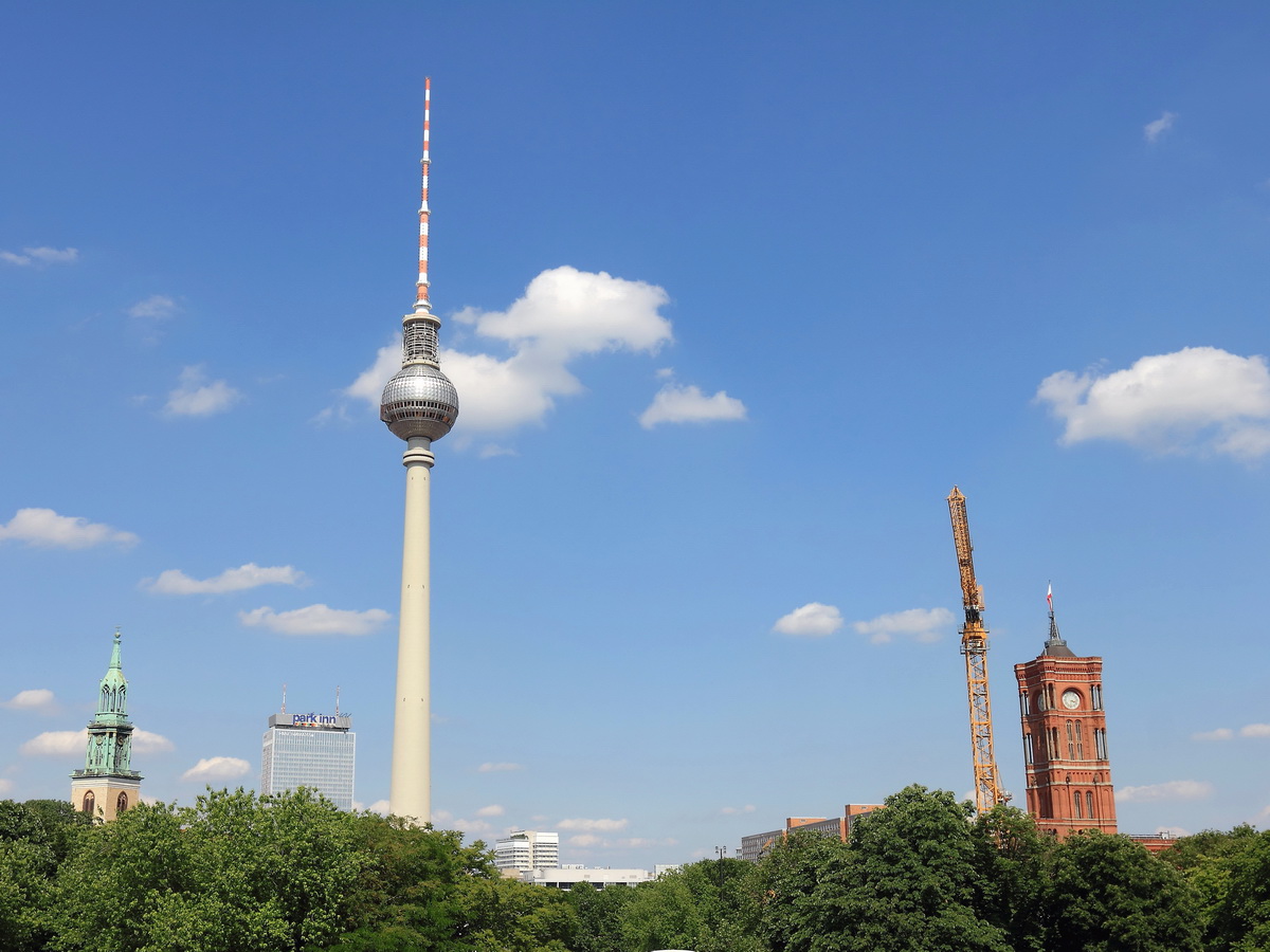 Blick vom Berliner Schloss am 12. Juni 2015 in Richtung  Alexanderplatz, von links nach rechts sind zu erkennen: St. Marienkirche, Hotel park in, Fernsehturm auf dem  Alexanderplatz sowie das Rote Rathaus.
