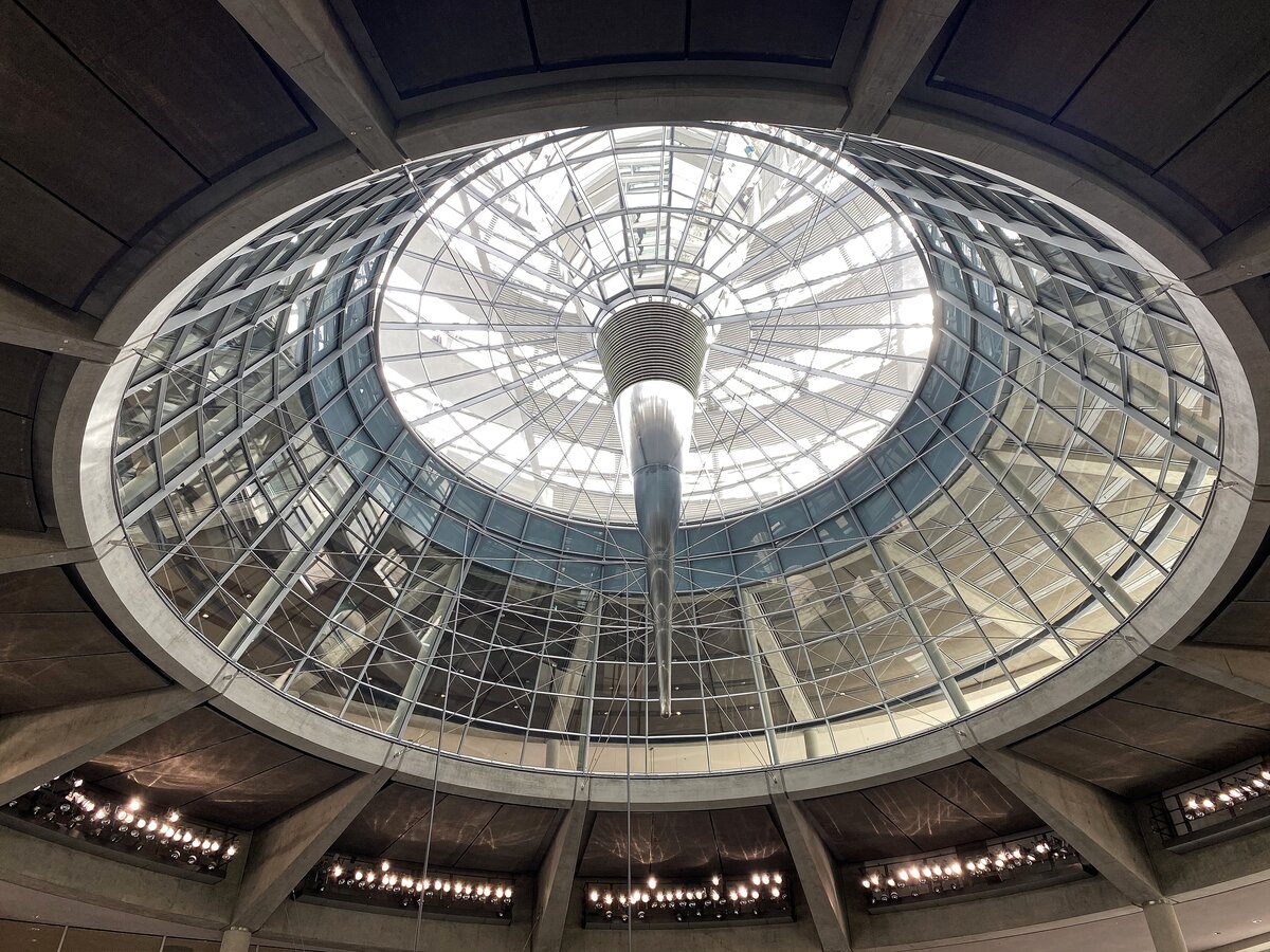 Blick von der Besucherterrasse des Plenarsaales des Bundestages in Berlin zur Kuppel am 14. April 2022.
