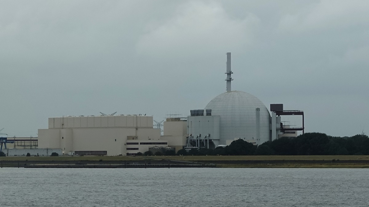 Blick von Bord der CAP SAN DIEGO auf das Kernkraftwerk Brokdorf am 14.7.2019, dieses AKW mu lt. Atomgesetz sptestens am 31.12.2021 abgeschaltet werden  / 