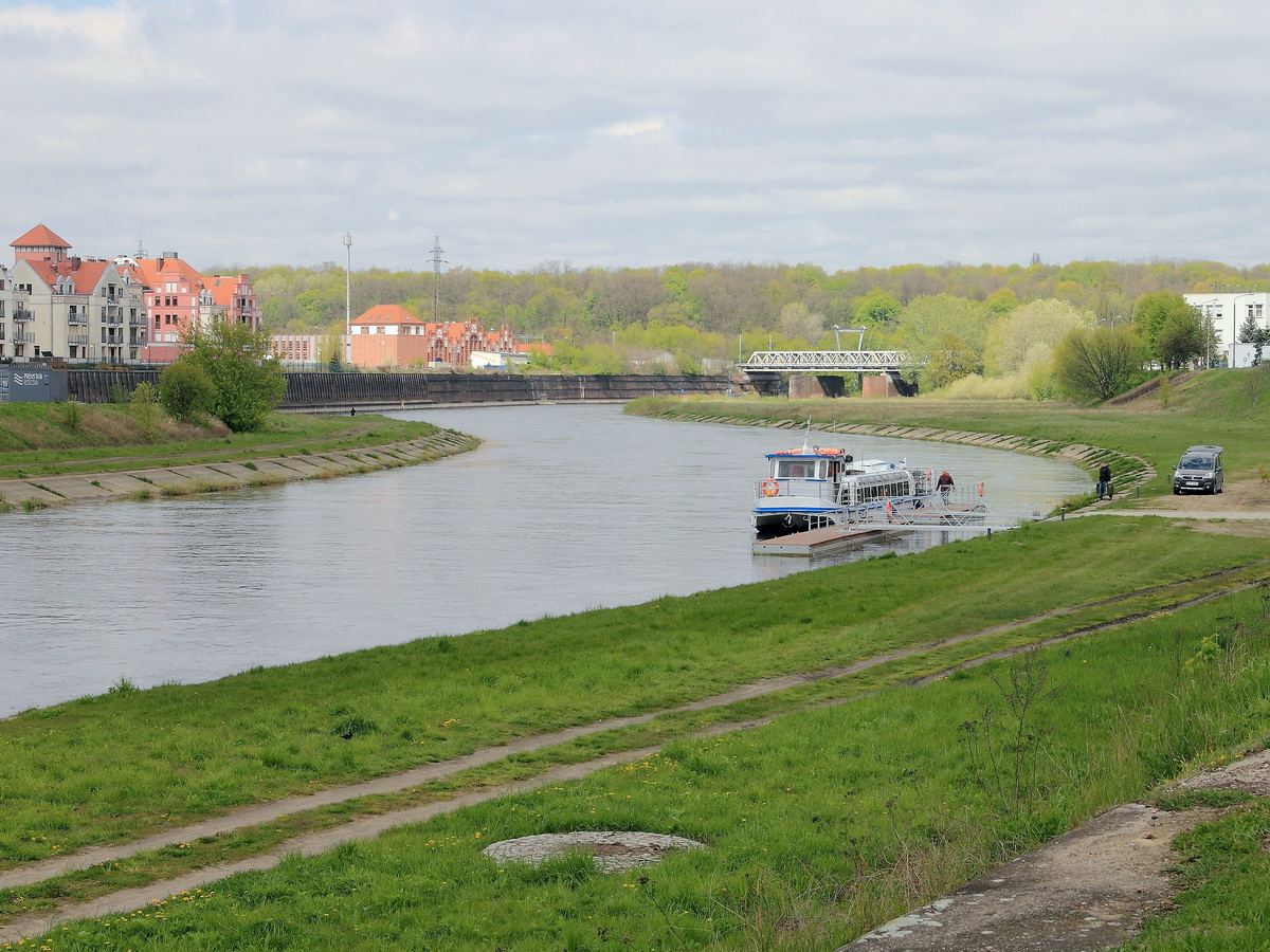 Blick von der Brcke auf der Wyszyńskiego in Poznań, (Posen)  am 30. April 2017auf die Warthe in Richtung Sden.