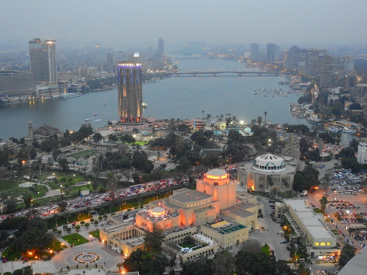 Blick vom Burg el Quahira - dem Kairoer Fernsehturm in Richtung Sden. Man sieht die Sdspitze der Nilinsel Zamalek mit dem markanten Hotel  Sofitel Cairo Nile El Gezirah .