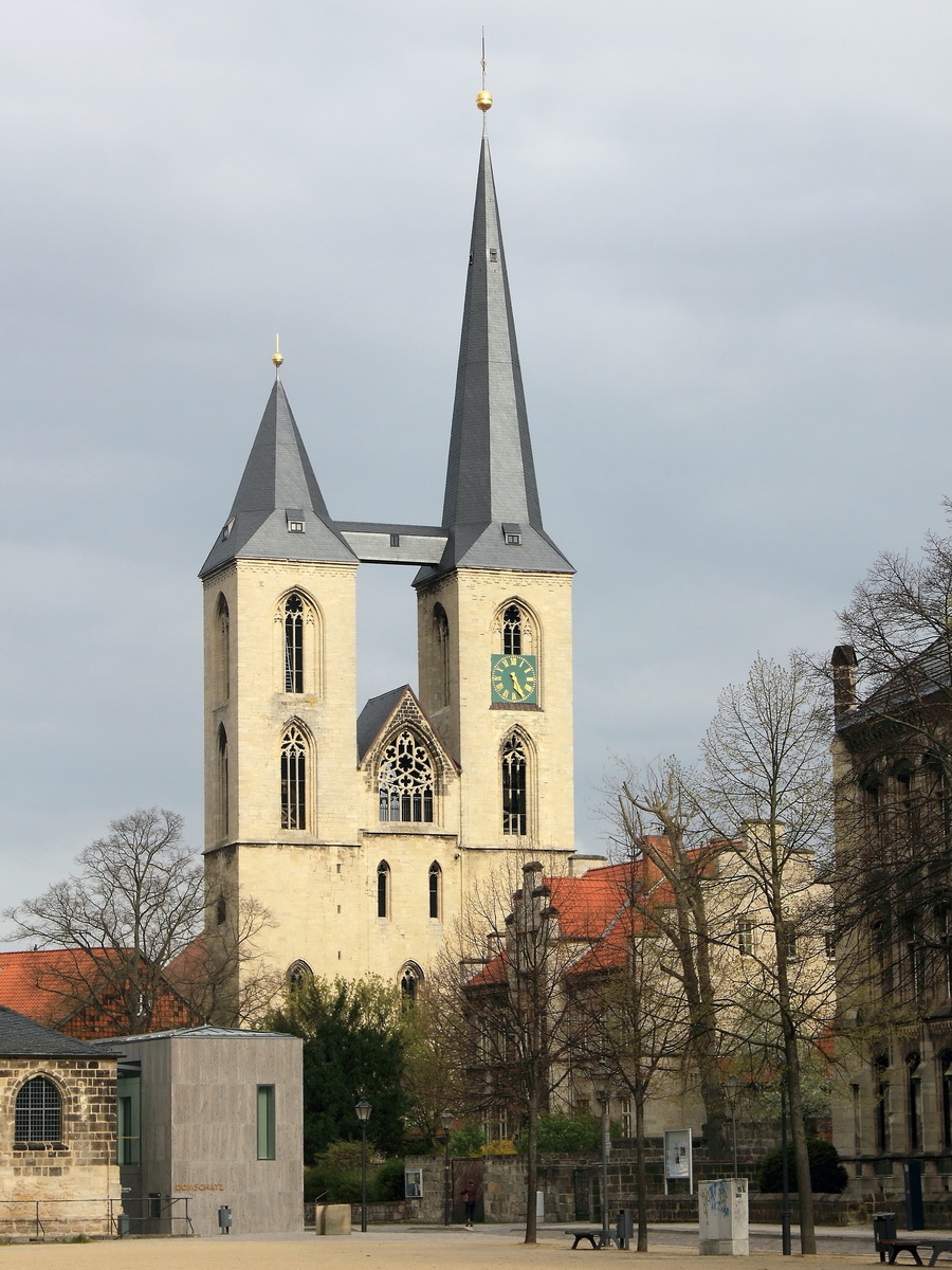 Blick vom Domplatz in Halberstadt zur Brgerkirche St. Martinikirche am 23. April 2016. 