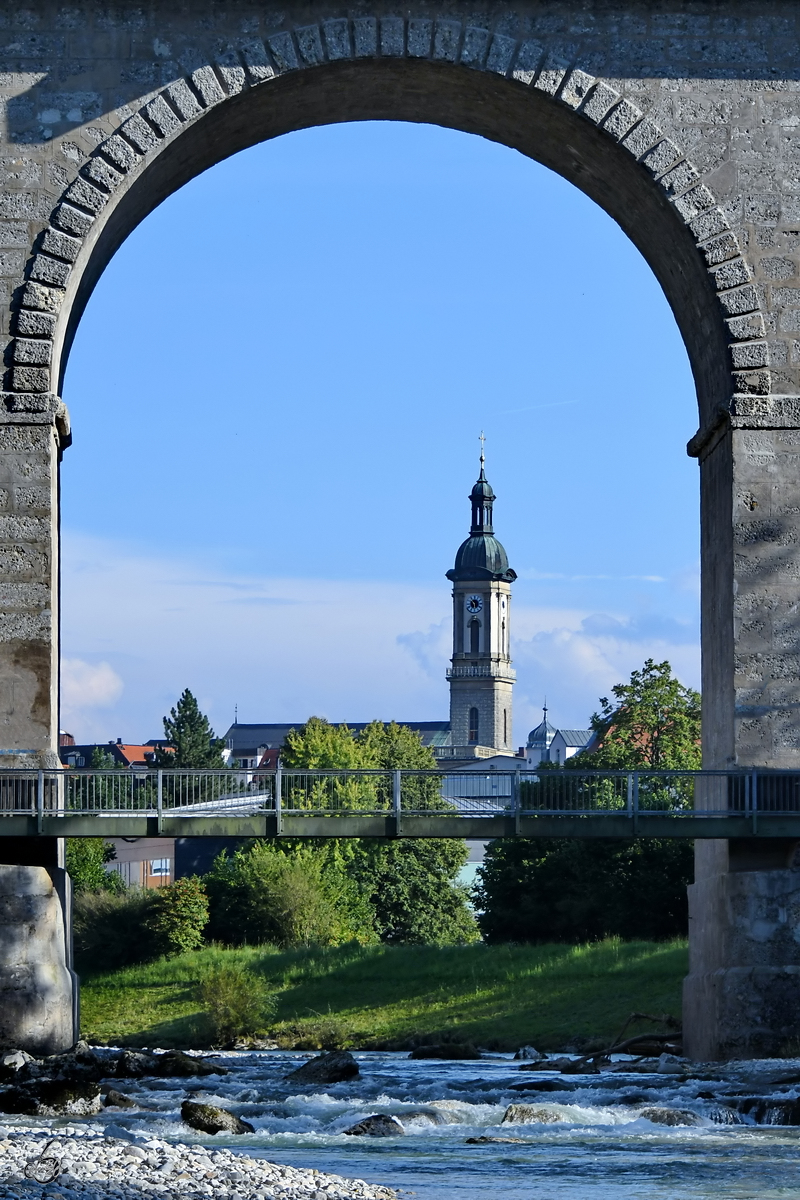 Blick durch einen Bogen des Viadukts in Traunstein auf den Turm der Stadtpfarrkirche St. Oswald. (August 2020)