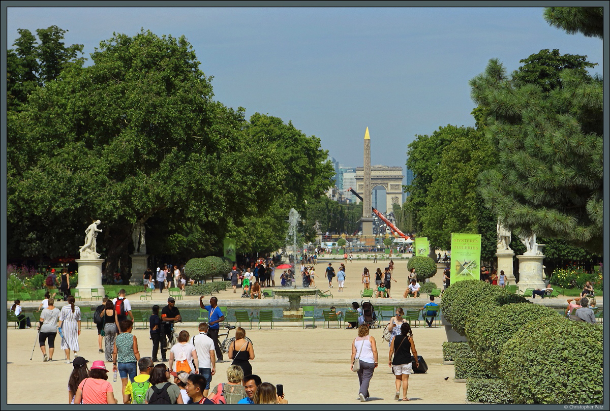 Blick durch den Jardin des Tuileries am Louvre entlang der historischen Sichtachse ber den Obelisk auf dem Place de la Concorde und die Champs-lyses auf den Arc de Triomphe. (Paris, 19.07.2018)