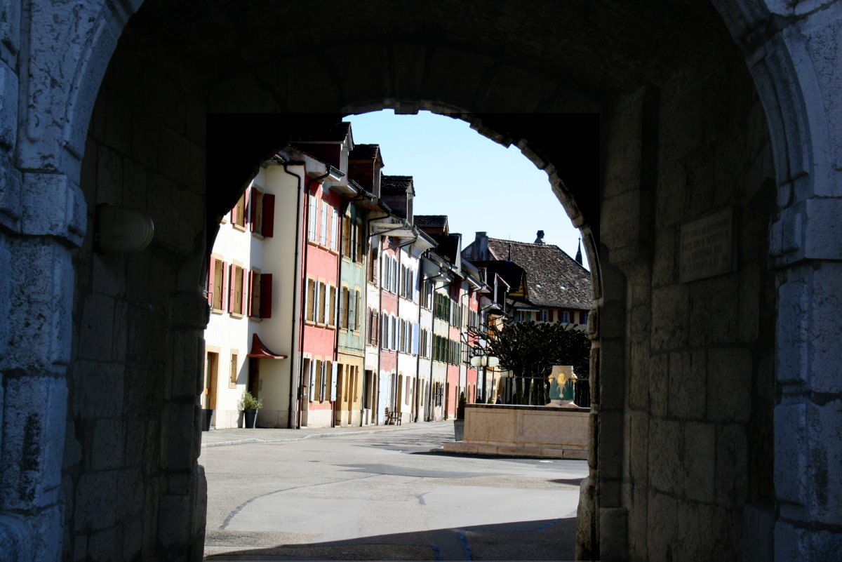 Blick durch das Stadttor in die Altstadt von Le Landeron; 20.02.2016