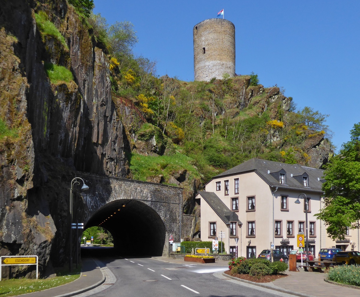 Blick durch den Straentunnel welcher unter dem Rundturm der Burg von Esch Sauer aus dem 15. Jahrhundert hindurch fhrt. 05.2022 