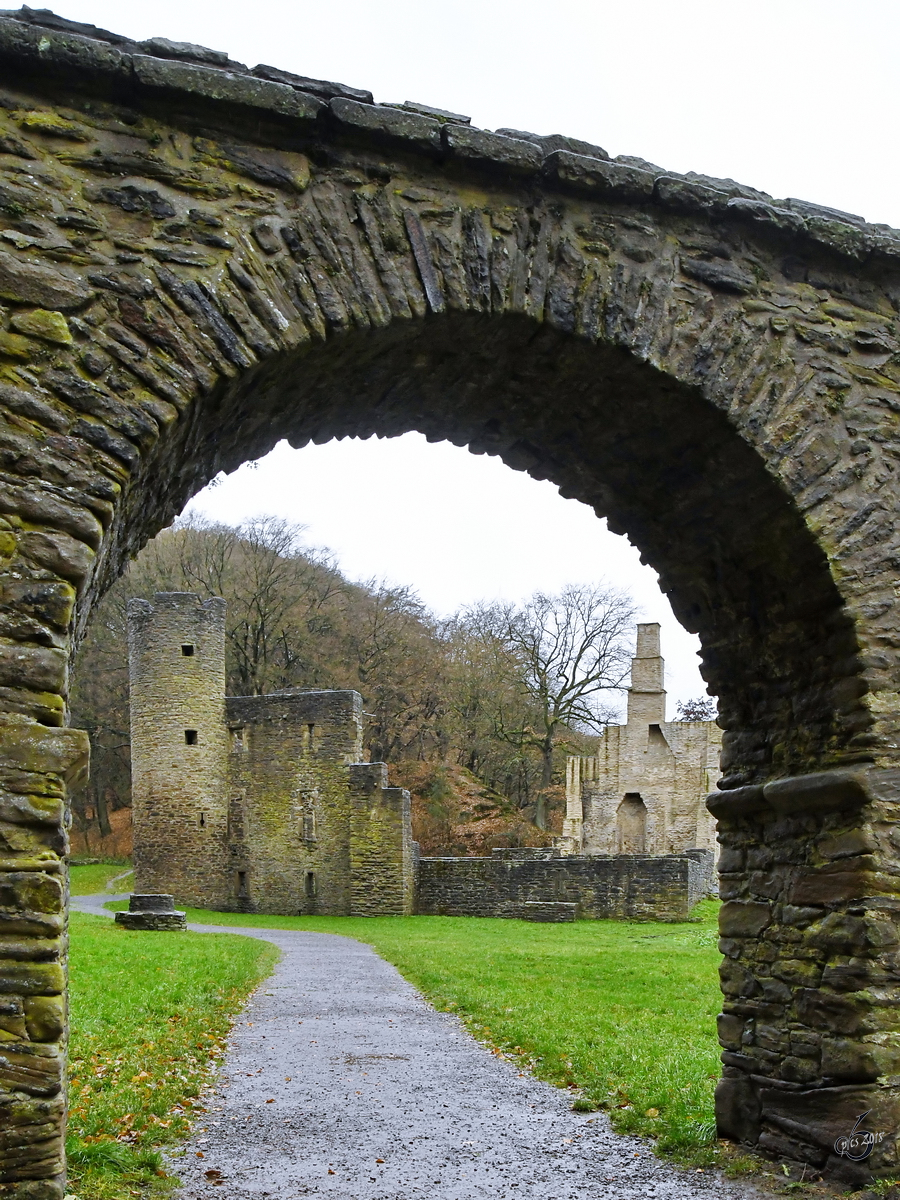 Blick durch den Torbogen auf die Ruine der einstmals stolzen Burg Hardenstein. (Witten, Dezember 2018)
