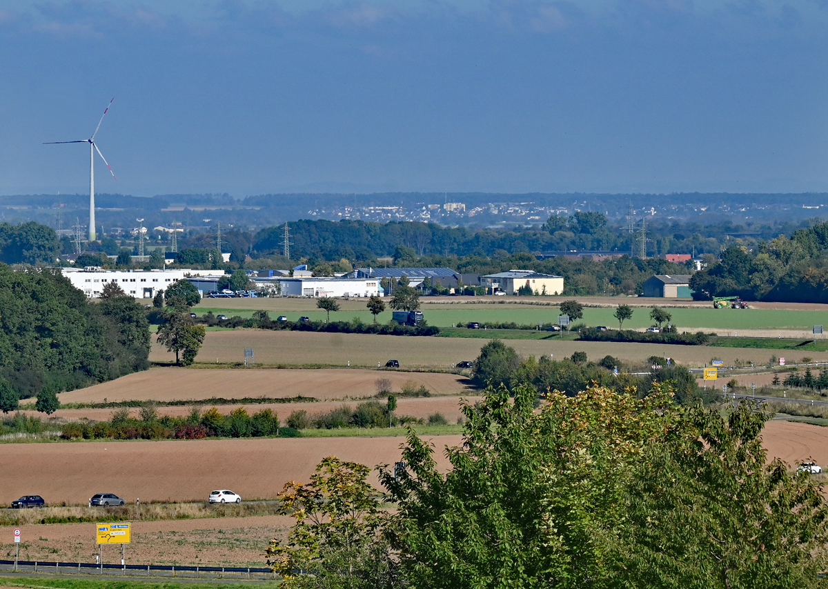 Blick von Eu-Billig ber ein Industriegebiet in Euskirchen bis zum 15 km entfernten Heimerzheim im Rhein-Sieg-Kreis. 08.10.2021
