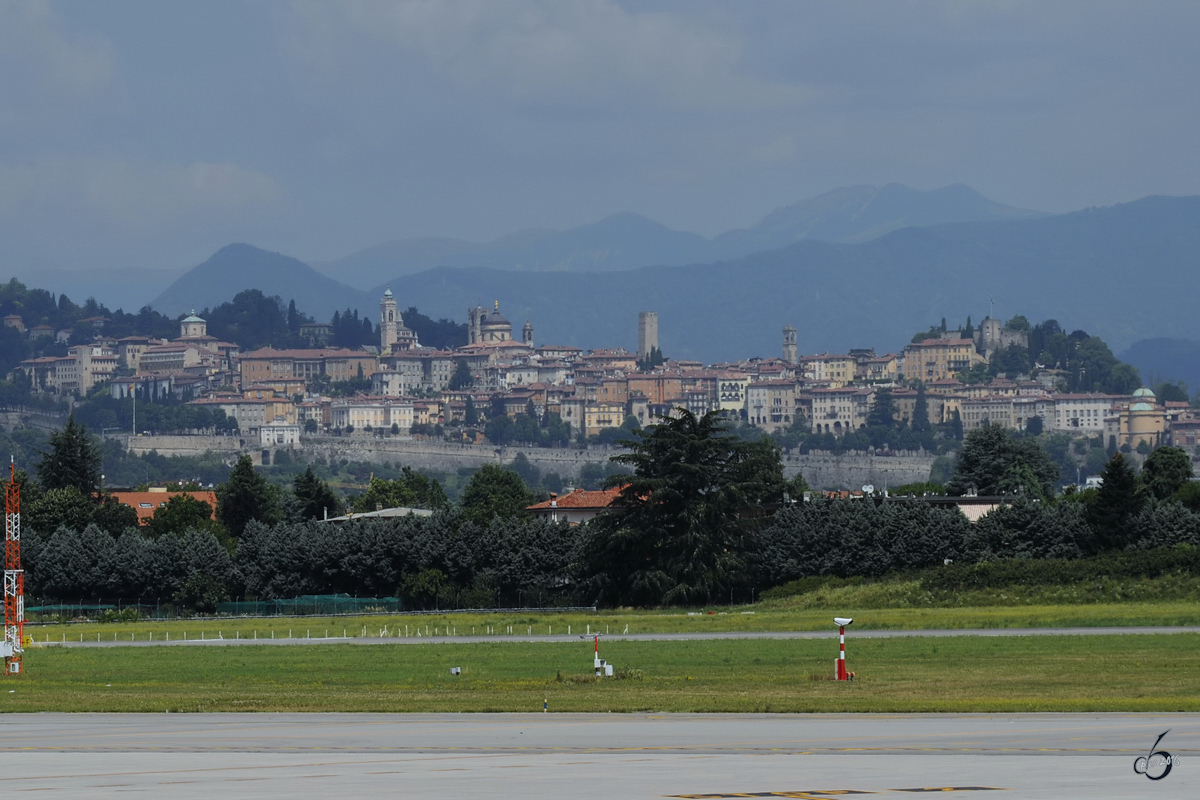 Blick vom Flughafen Mailand-Bergamo auf die Altstadt von Bergamo in Italien. (Mai 2010)