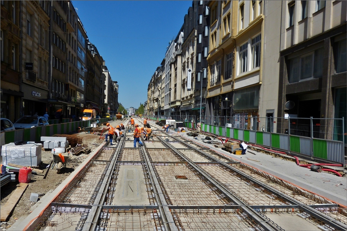 Blick vom Fugngerberweg in der “Nei Avenue”, ber die Trambaustelle in Richtung der Oberstadt der Stadt Luxemburg, in 2 Monaten sollen die ersten Testfahrten auf dieser Trasse bis zum Hauptbahnhof gewahren werden. 05.08.2020