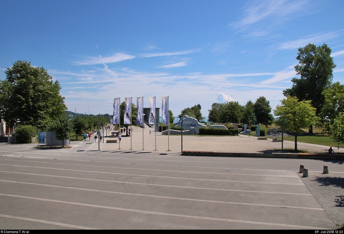 Blick von der Hafenstrae in Konstanz Richtung SEA LIFE und Bodensee-Naturmuseum.
Beide Einrichtungen befinden sich im selben Gebude.
[9.7.2018 | 12:22 Uhr]
