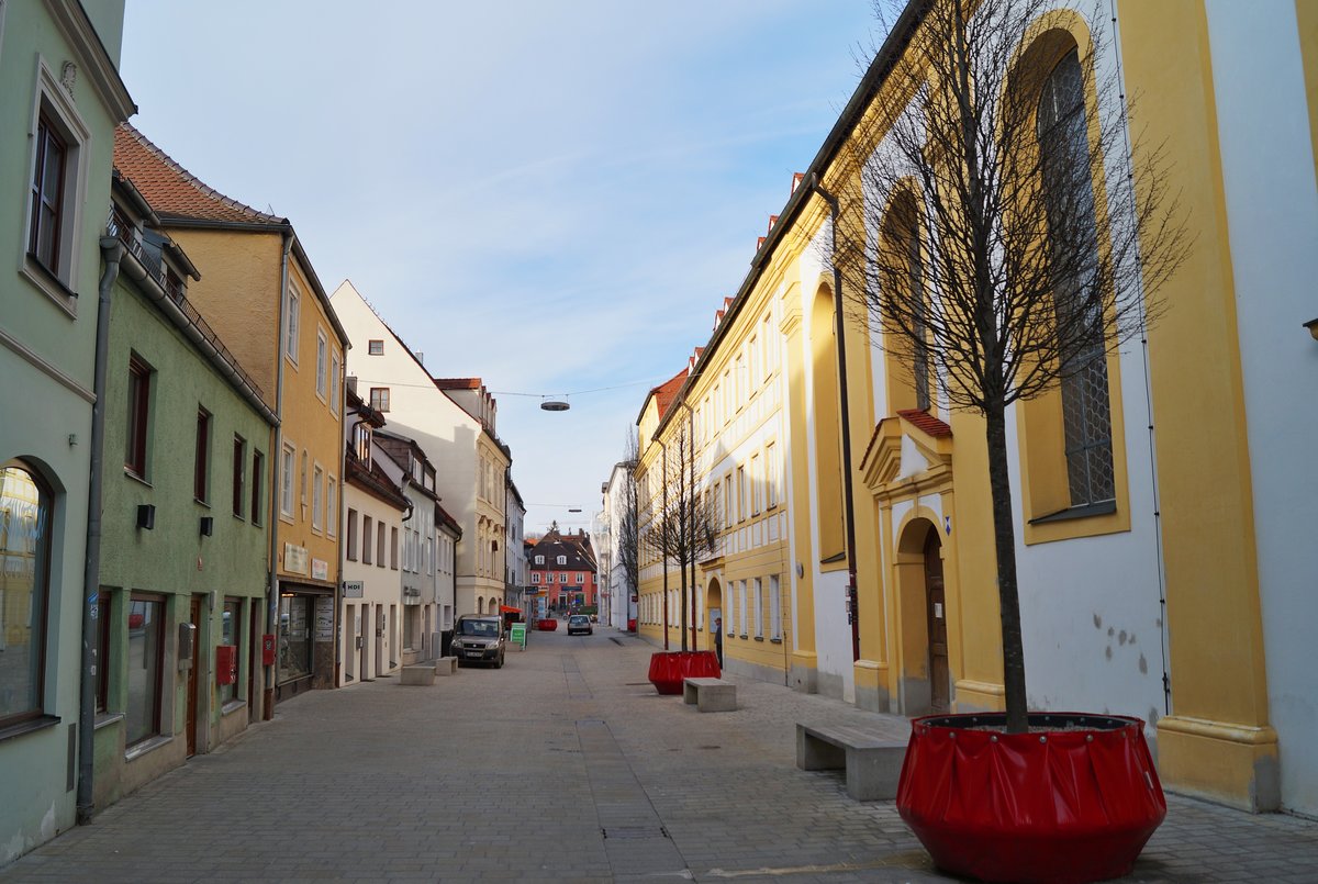 Blick in die Heiliggeiststrae in Freising Richtung Norden, rechts befindet sich die Heiliggeistkirche. (20.02.2020)