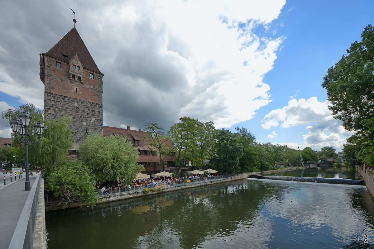 Blick von der Heubrcke ber den Fluss Pegnitz auf den Schuldturm mit der angrenzenden Gastronomie. (Nrnberg, Mai 2017)