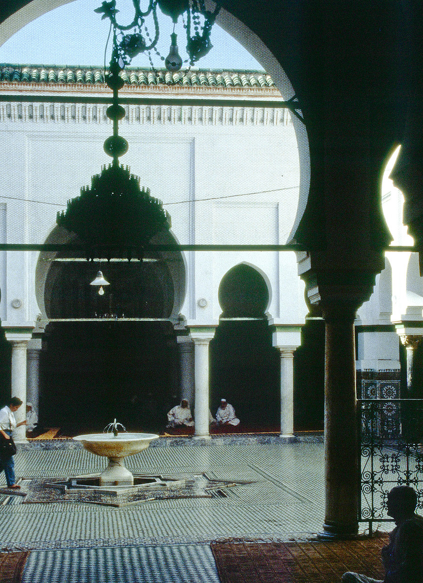 Blick in den Hof der Kairaouine-Moschee von Fs. Bild vom Dia. Aufnahme: November 1996.