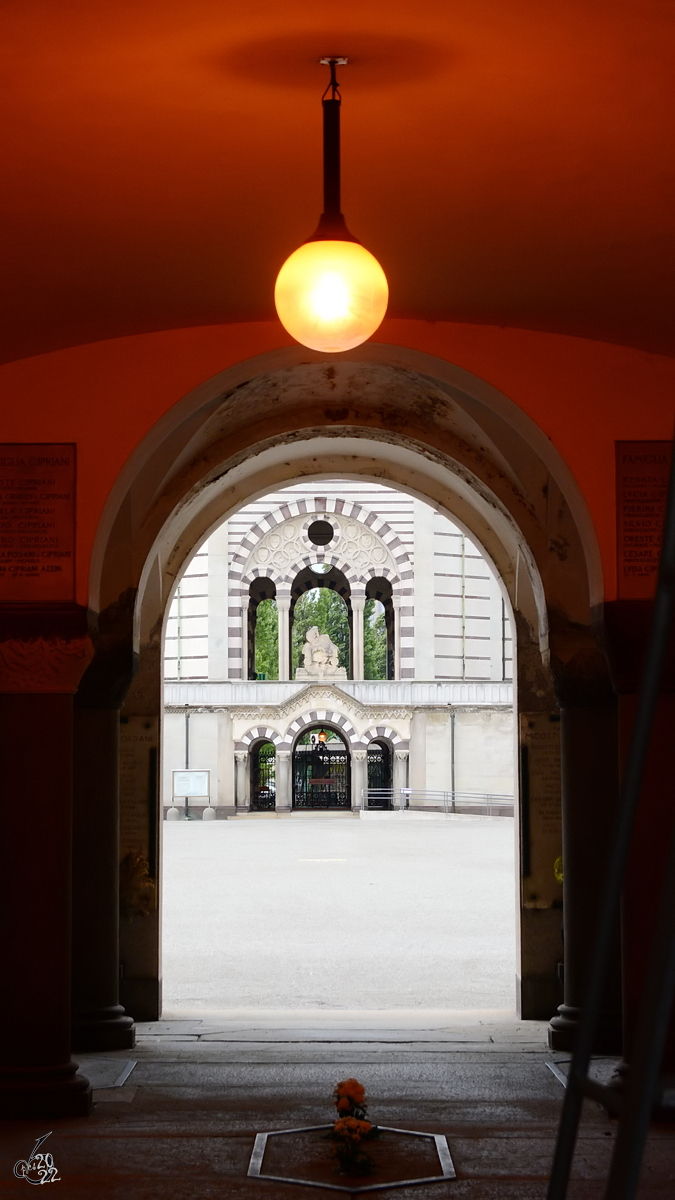 Blick in den Innenhof des 1866 erffneten Zentralfriedhofes (Cimitero Monumentale) von Mailand. (Juni 2014)
