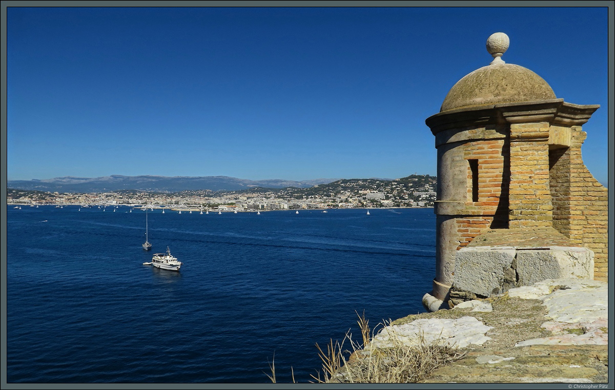Blick von der Insel Sainte-Marguerite ber das tiefblaue Meer zur Stadt Cannes. (28.09.2018)