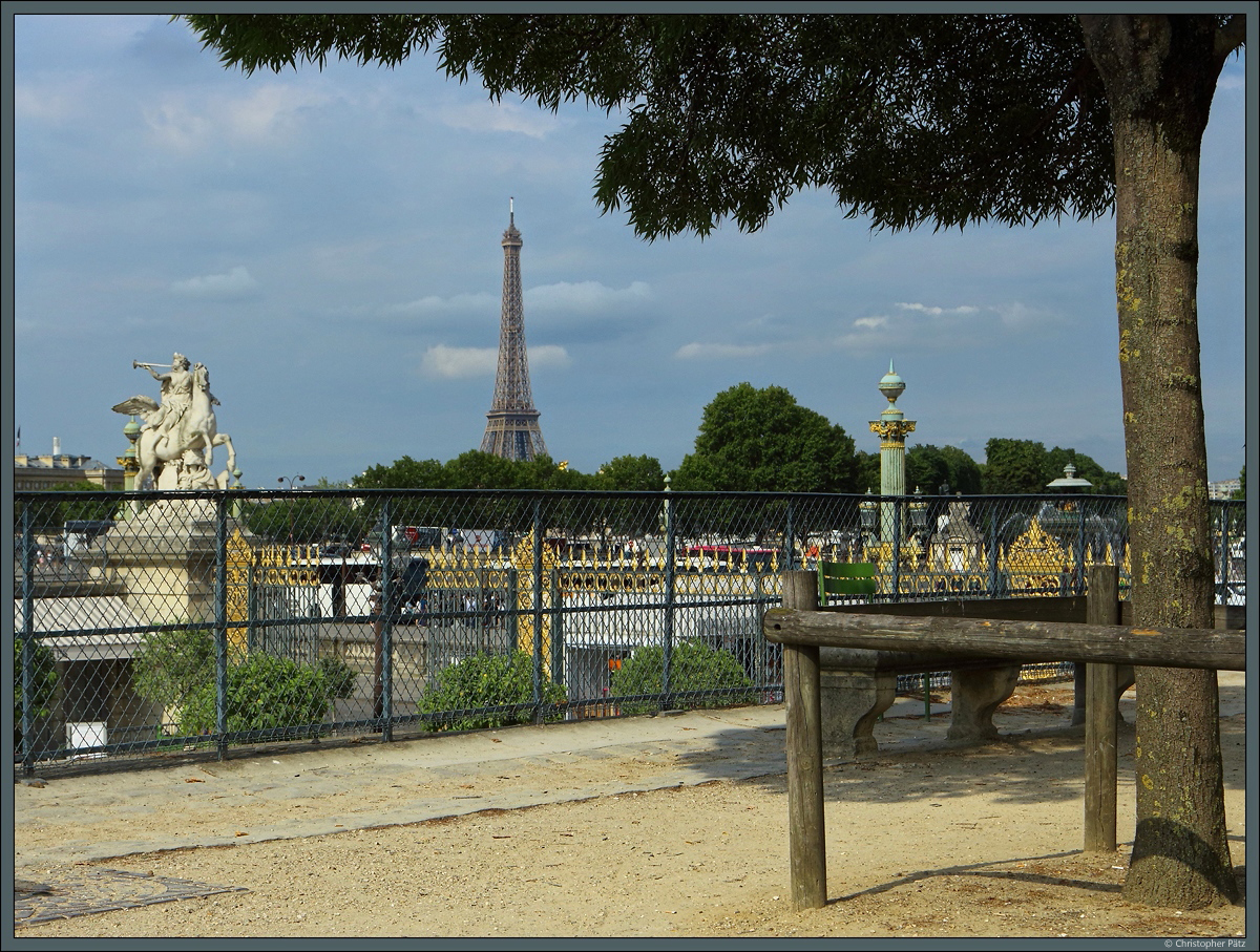 Blick vom Jardin des Tuileries in Richtung Eiffelturm. (17.07.2018)