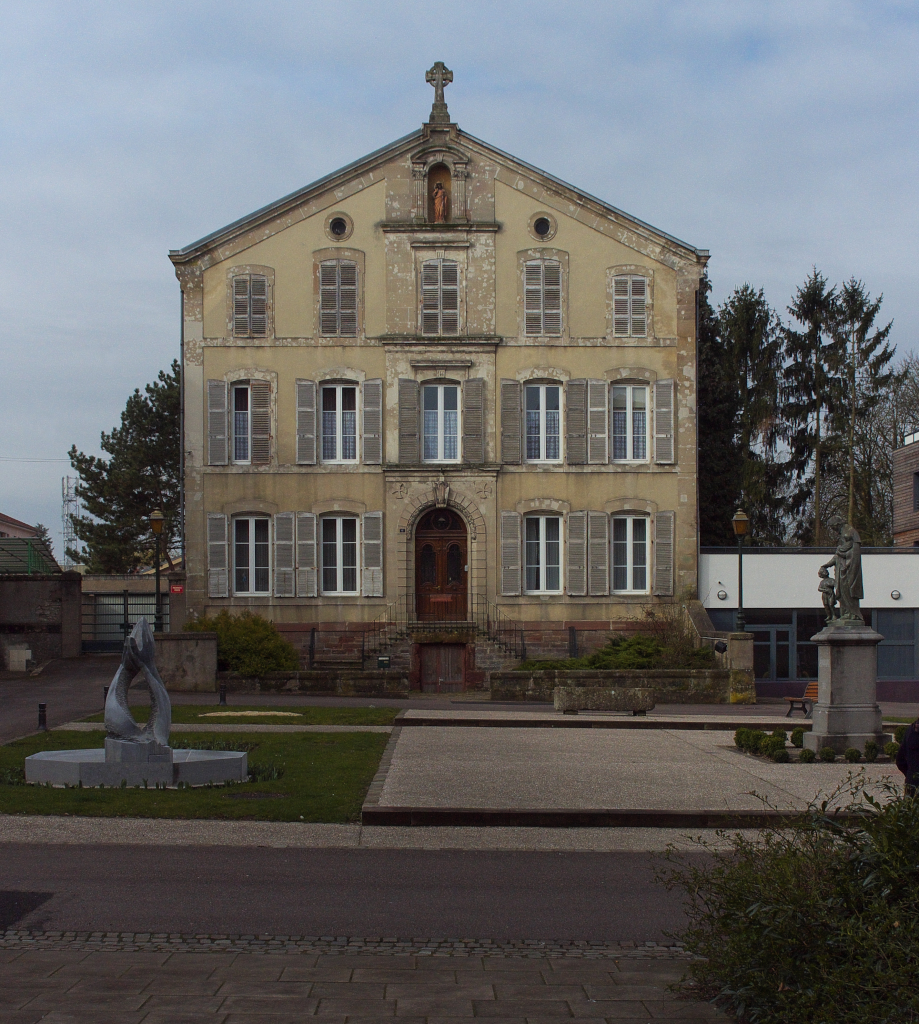 Blick von der Kirche Sainte Croix ber den ehemaligen Klosterhof. Einige Gebude erinnern noch an die Zeit der Abtei in Bouzonville. 03.04.2015