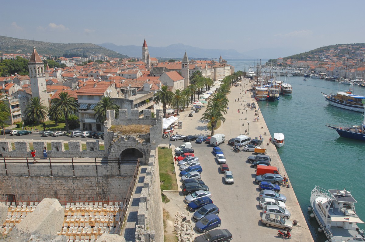 Blick von Kula Kamerlengo auf Obala Bana Berislavica in Trogir. Aufnahme: Juli 2009.
