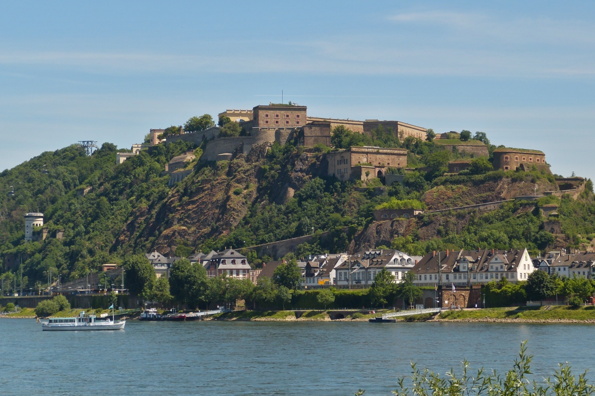 Blick von der linken Rheinseite auf die Festung Ehrenbreitstein bei Koblenz. 06.2022