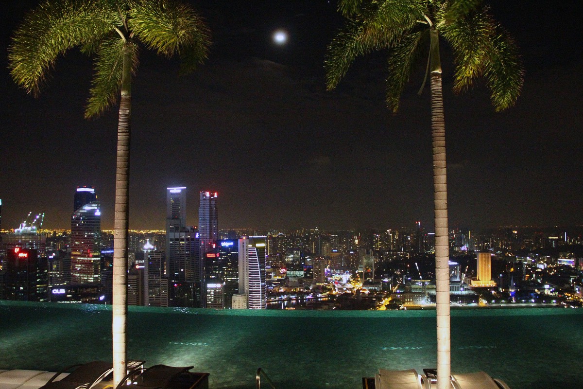 Blick nachts vom Pool auf dem Marina Bay Sands Hotel ber Singapur. 5.April 2014.