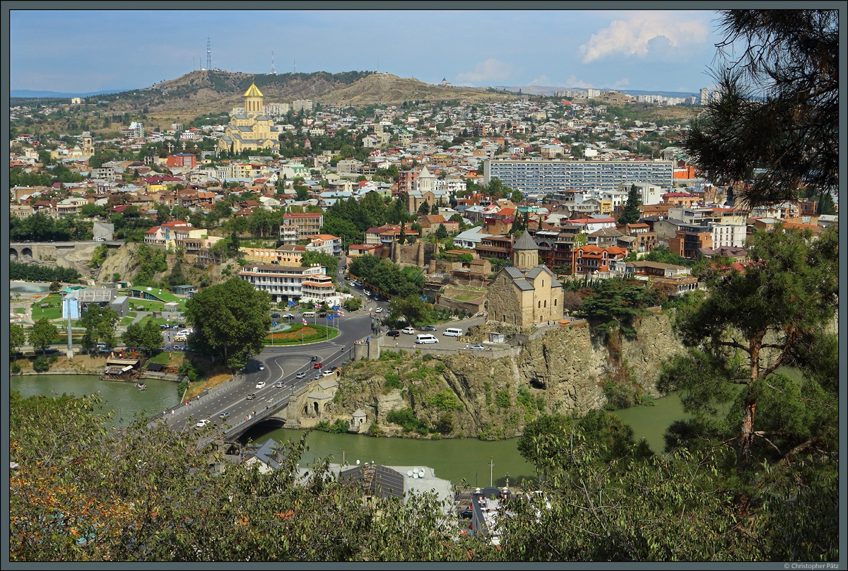 Blick von der Narikala-Festung auf den Stadtteil Avlabari im Zentrum von Tiflis. Auf der Felsspitze im Vordergrund steht die aus dem 13. Jahrhundert stammende Metechi-Kirche, die einst zur kniglichen Residenz gehrte. Im Hintergrund die Sameba-Kathedrale. (Tiflis, 17.09.2019)